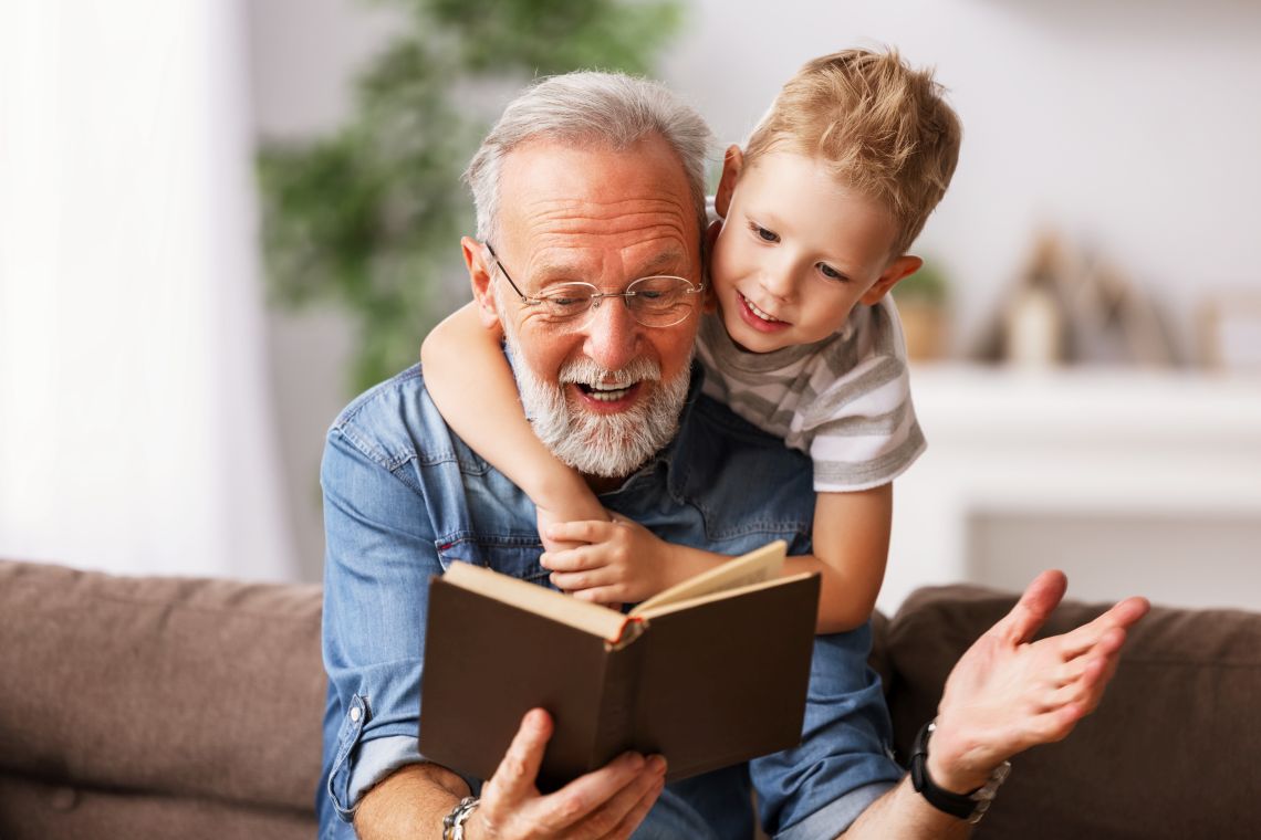 Ehrenamt für Rentner: Mann liest Kind vor