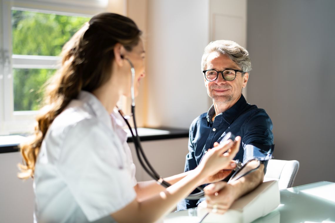 Gesundheitscheck ab 60: Mann bekommt Blutdruck von Ärztin gemessen