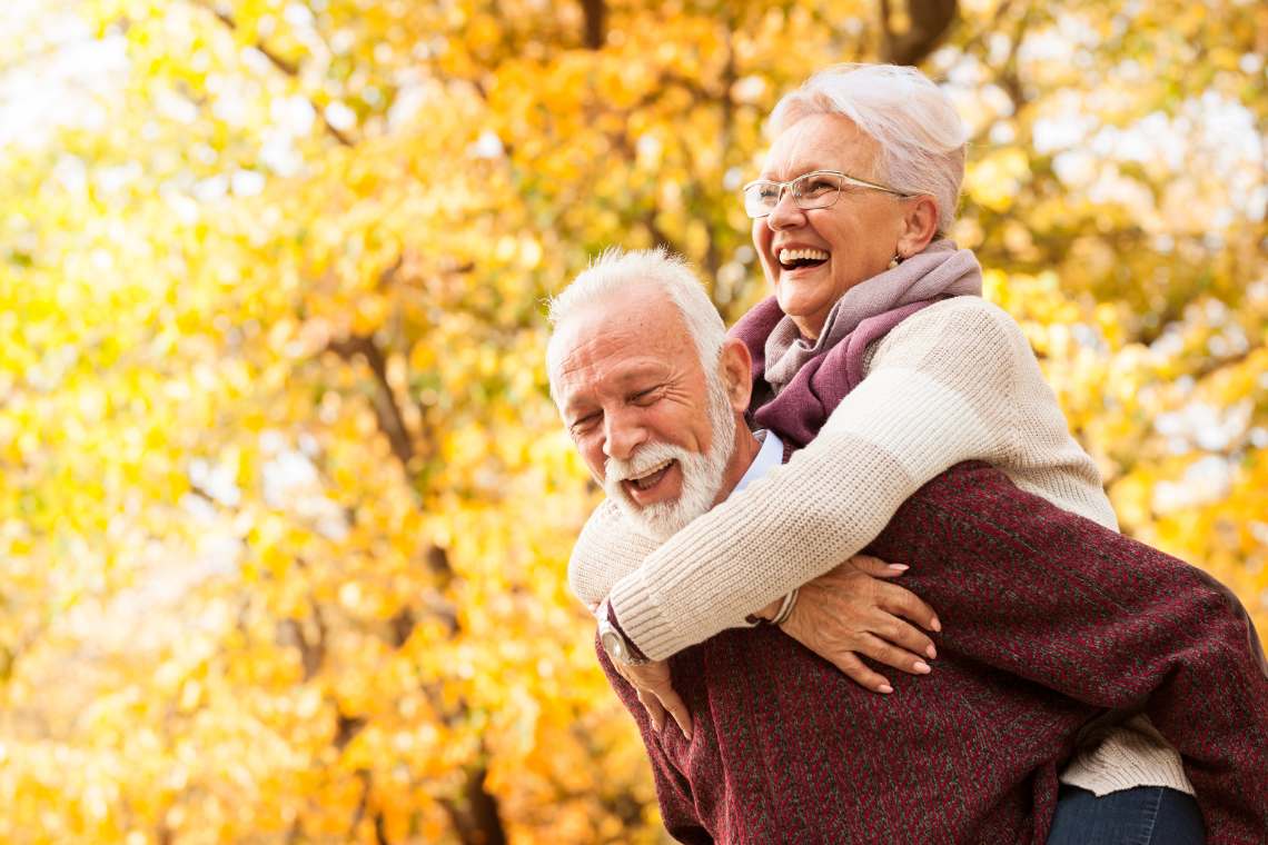 Liebe im Alter: Mann trägt seine Partnerin Huckepack