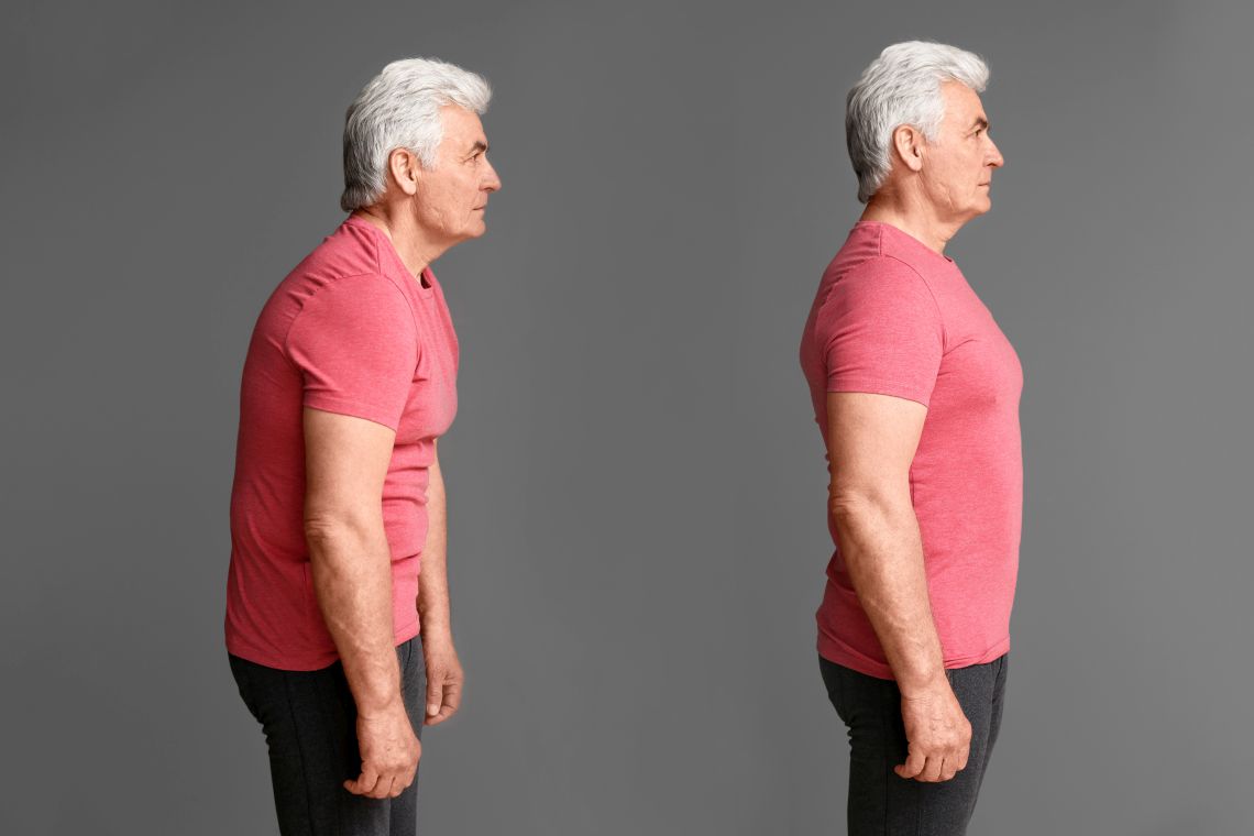 Ein Mann zeigt zwei Posen mit rundem und geradem Rücken