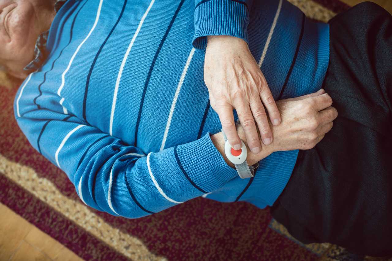 Sturzprophylaxe: Gestürzter Senior betätigt Hausnotruf