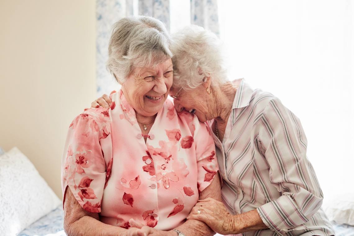 Zwei Seniorinnen lachen miteinander