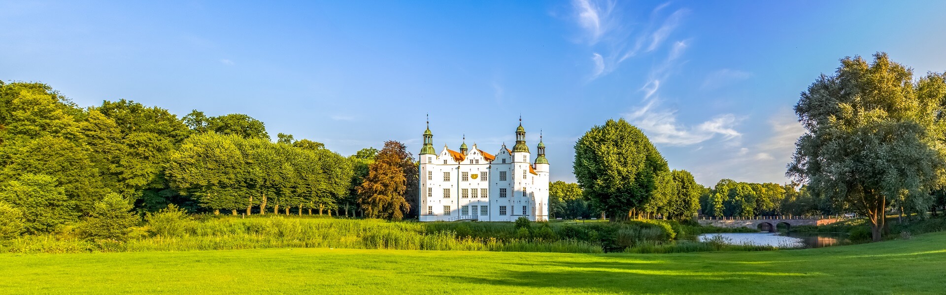 Blick auf Schloss Ahrensburg aus dem Schlosspark