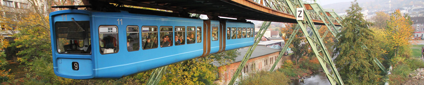 Blaue Schwebebahn mit Passagieren in Wuppertal
