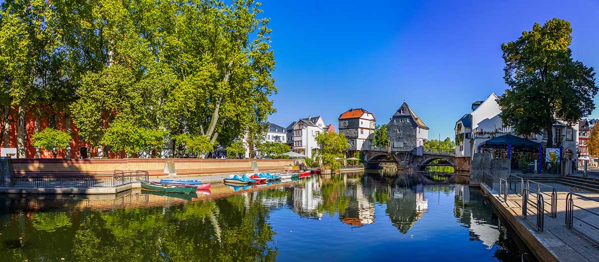 Gewässer mit Booten und historische Gebäude in Bad Kreuznach