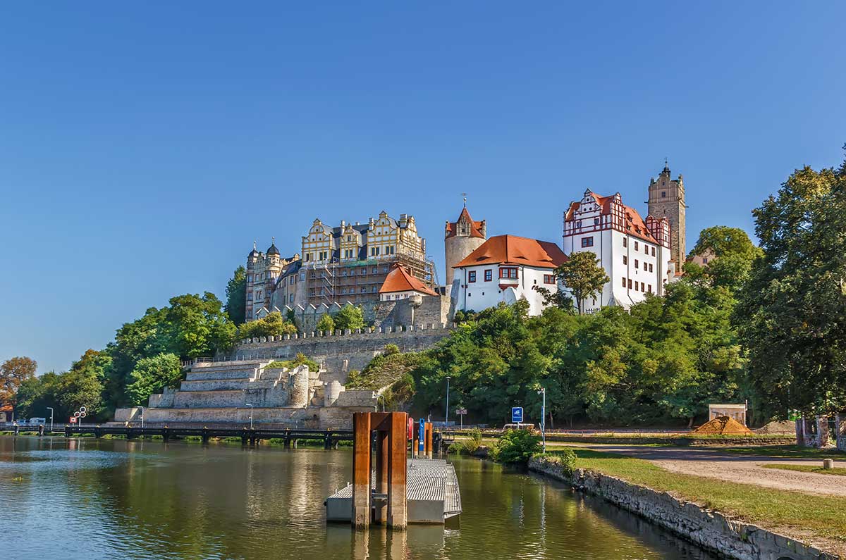 Bernburg mit Schloss und Gewässer