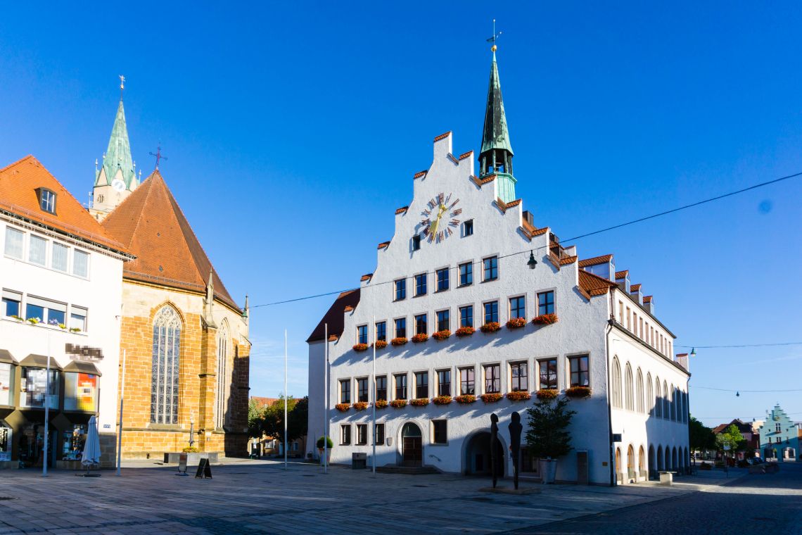 Rathaus von Neumarkt in der Oberpfalz bei blauen Himmel