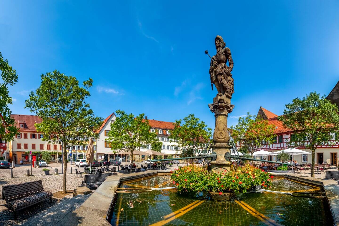 Marktplatz mit Brunnen und Statue in Öhringen