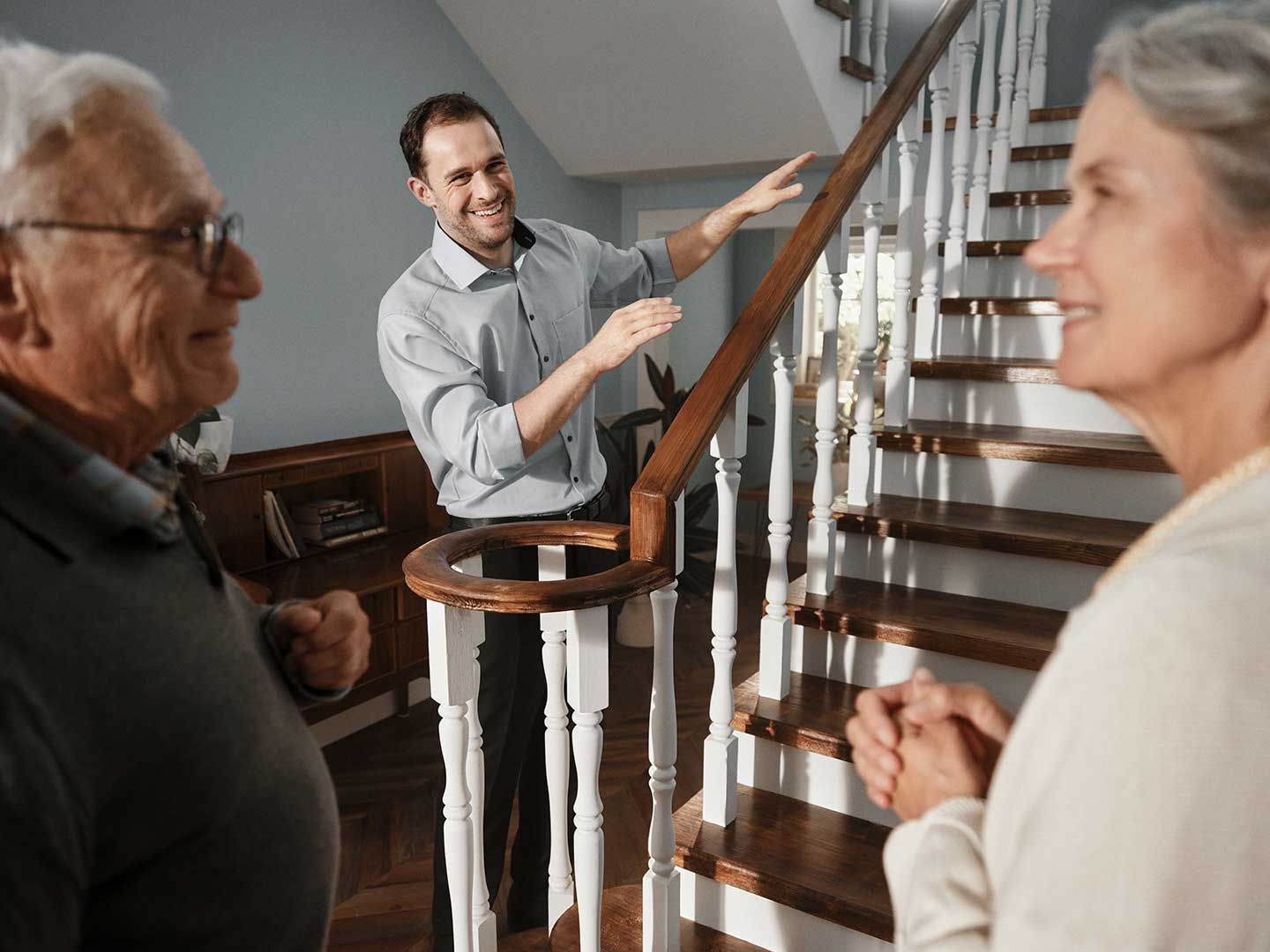 Treppenlift kaufen: Berater begutachtet Treppe