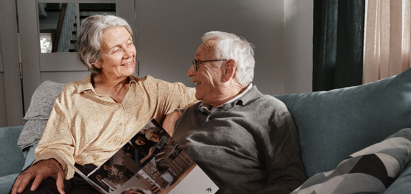 Älteres Ehepaar checkt Treppenlift-Kosten