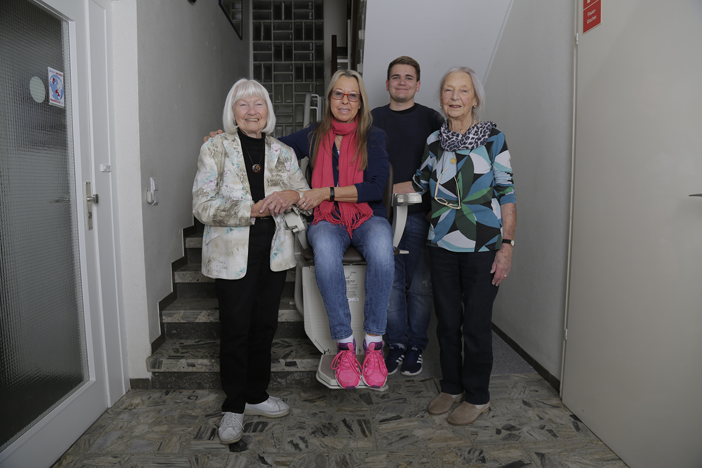 Frau Kinzler und Bewohner des Hauses mit Treppenlift