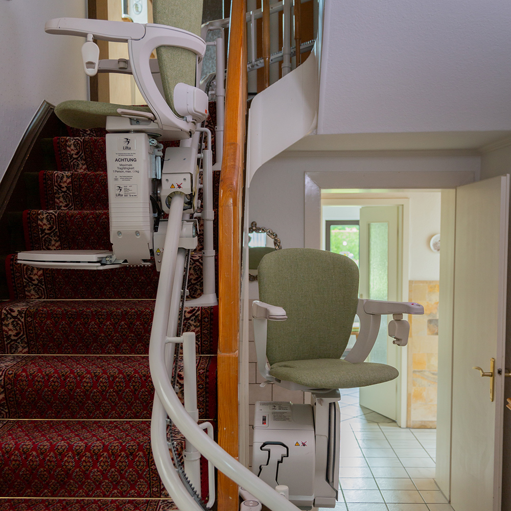 Treppenlift im Treppenhaus Köhnen