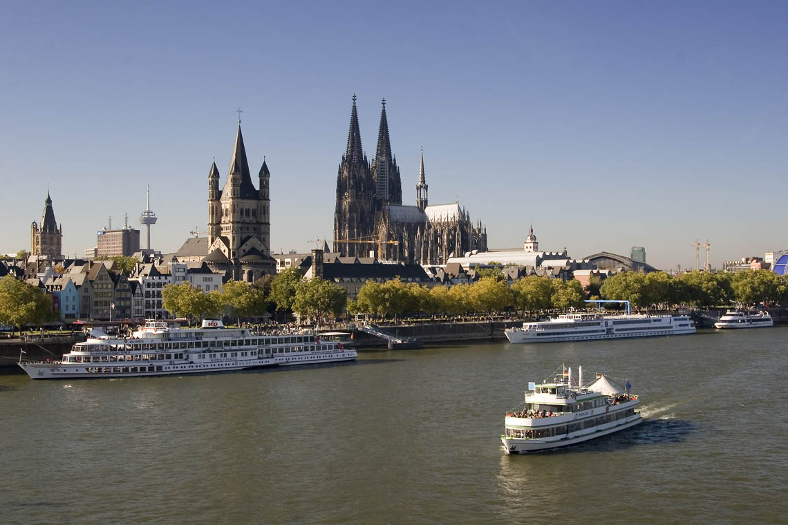 Blick über den Rhein auf den Kölner Dom