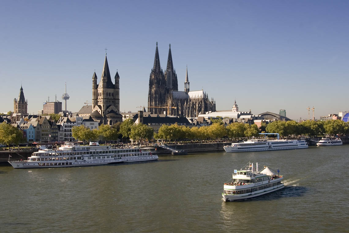 Aktivitäten in Köln: Rundfahrt mit dem Schiff © © Jürgen Feldhaus | stock.adobe.com Blick über den Rhein auf den Kölner Dom