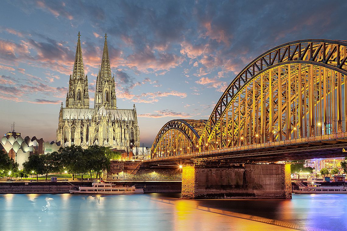 Der Kölner Dom am Rhein