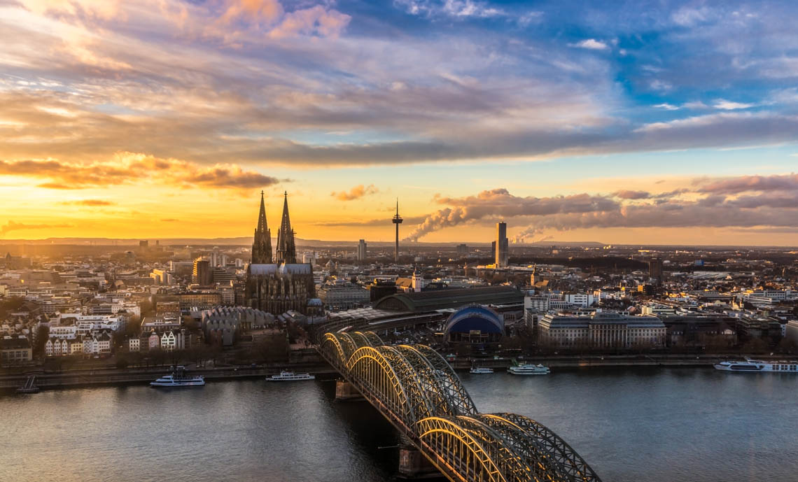 Sonnenuntergang über der Hohenzollernbrücke und Dom in Köln