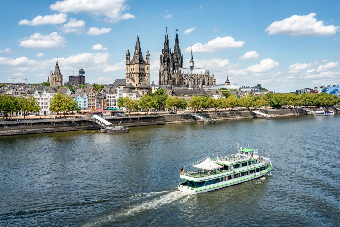 Eine Schifffahrt auf dem Rhein mit Blick auf den Kölner Dom