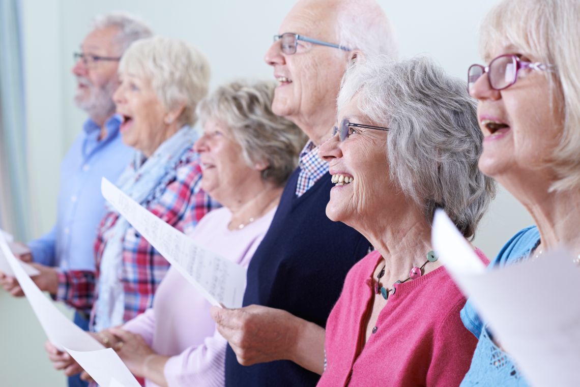Eine Gruppe Senioren singt gemeinsam im Chor