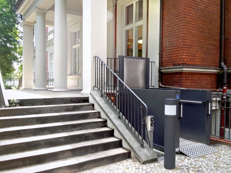 Alternative zum Treppenlift: Rollstuhllift © Johanna Bussmann | Lifta Rollstuhllift an einem Hauseingang
