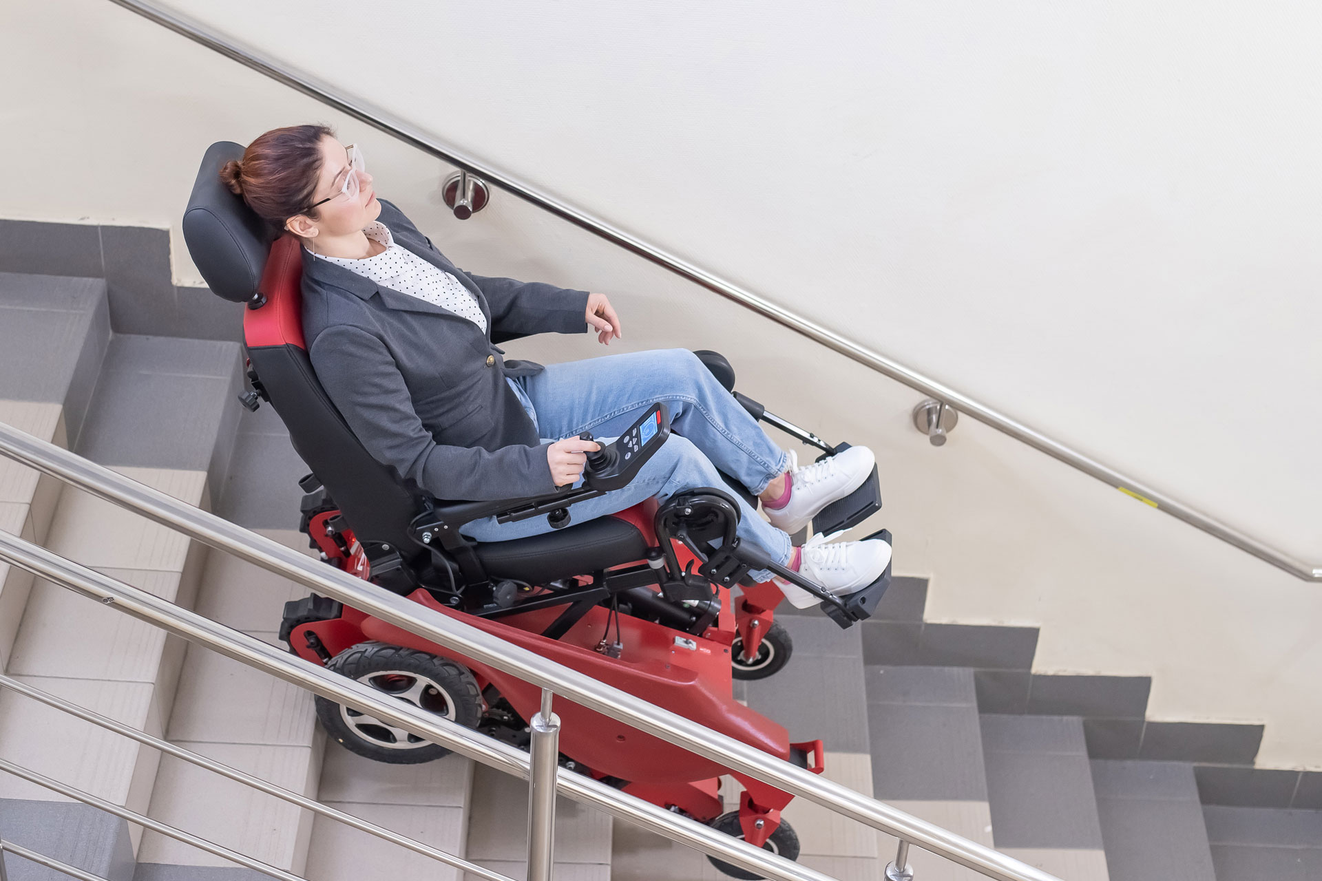 Frau im Rollstuhl verwendet Treppenraupe