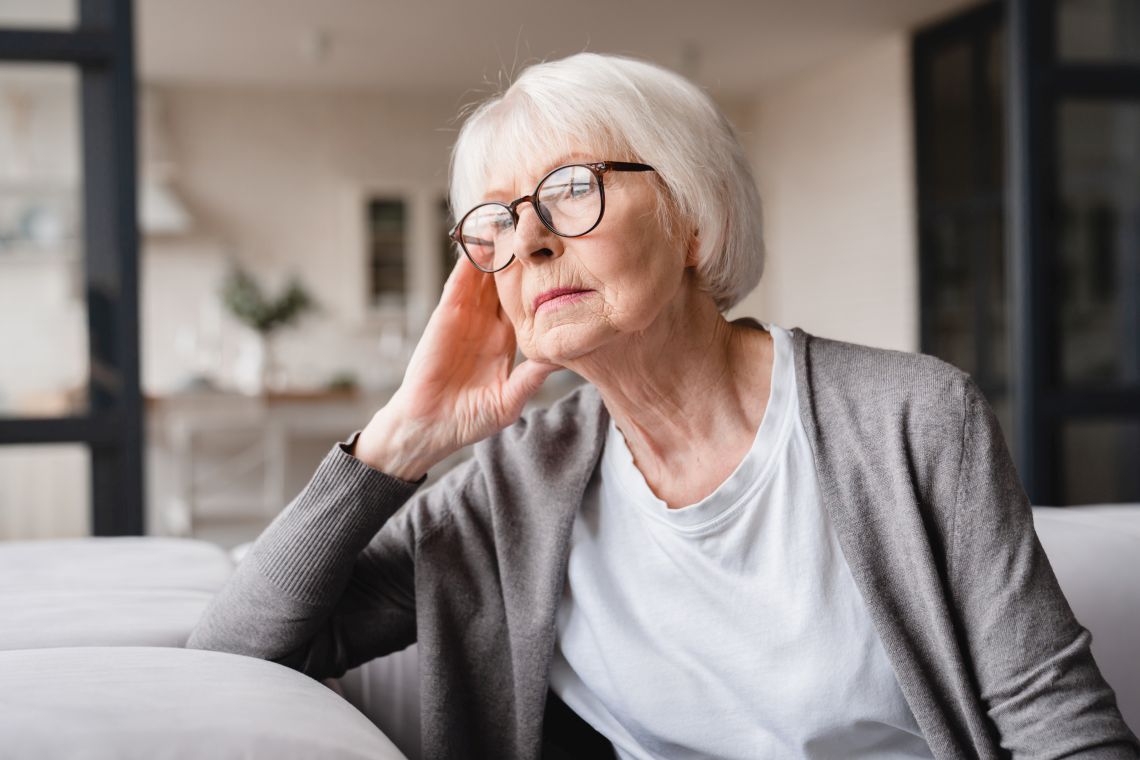 Altersdepression: Frau grübelt und blickt ins Leere