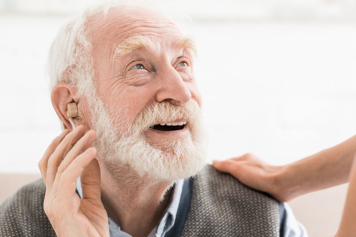 Altersschwerhörigkeit: Mann mit Hörgerät