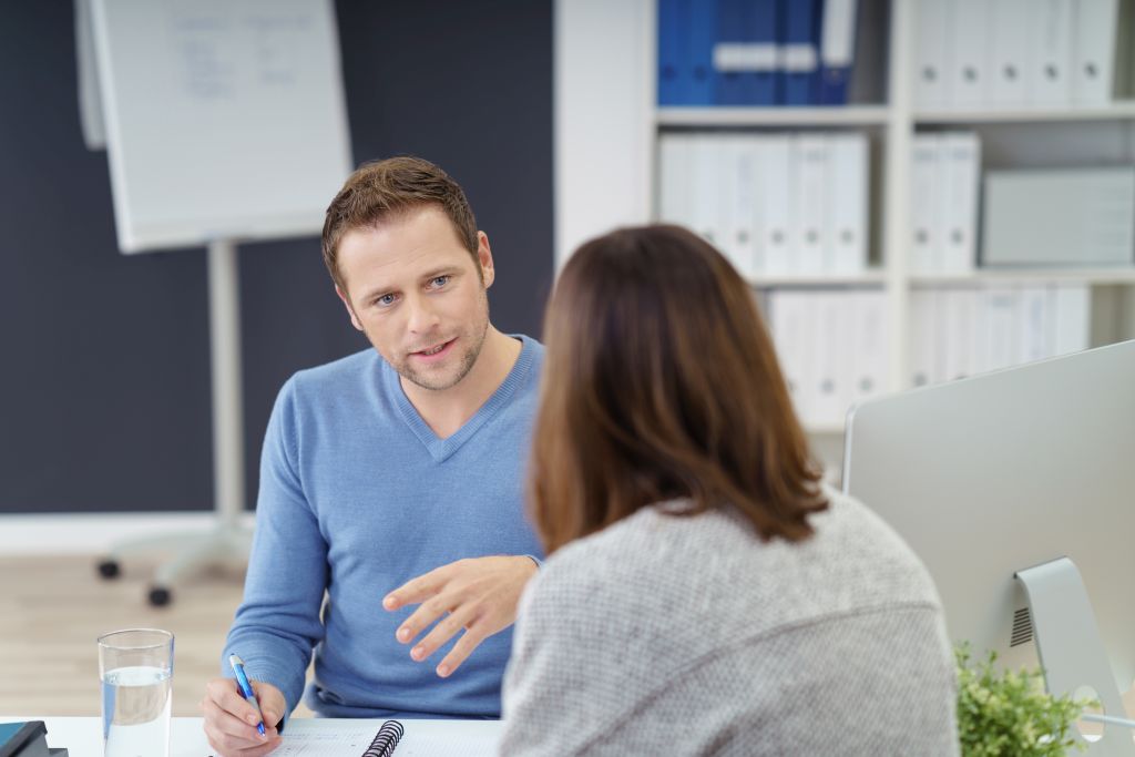 Bei Beratungsstellen und Pflegestützpunkten erhalten Sie weitere Informationen über das Angehörigen-Entlastungsgesetz © © contrastwerkstatt | stock.adobe.com Ein junger Mann sitzt im Büro und führt ein Beratungsgespräch mit einer Frau