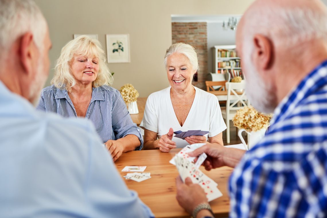 Eine Gruppe Senioren trifft sich zum Kartenspielen, um der Angst vor dem Alleinsein entgegenzuwirken