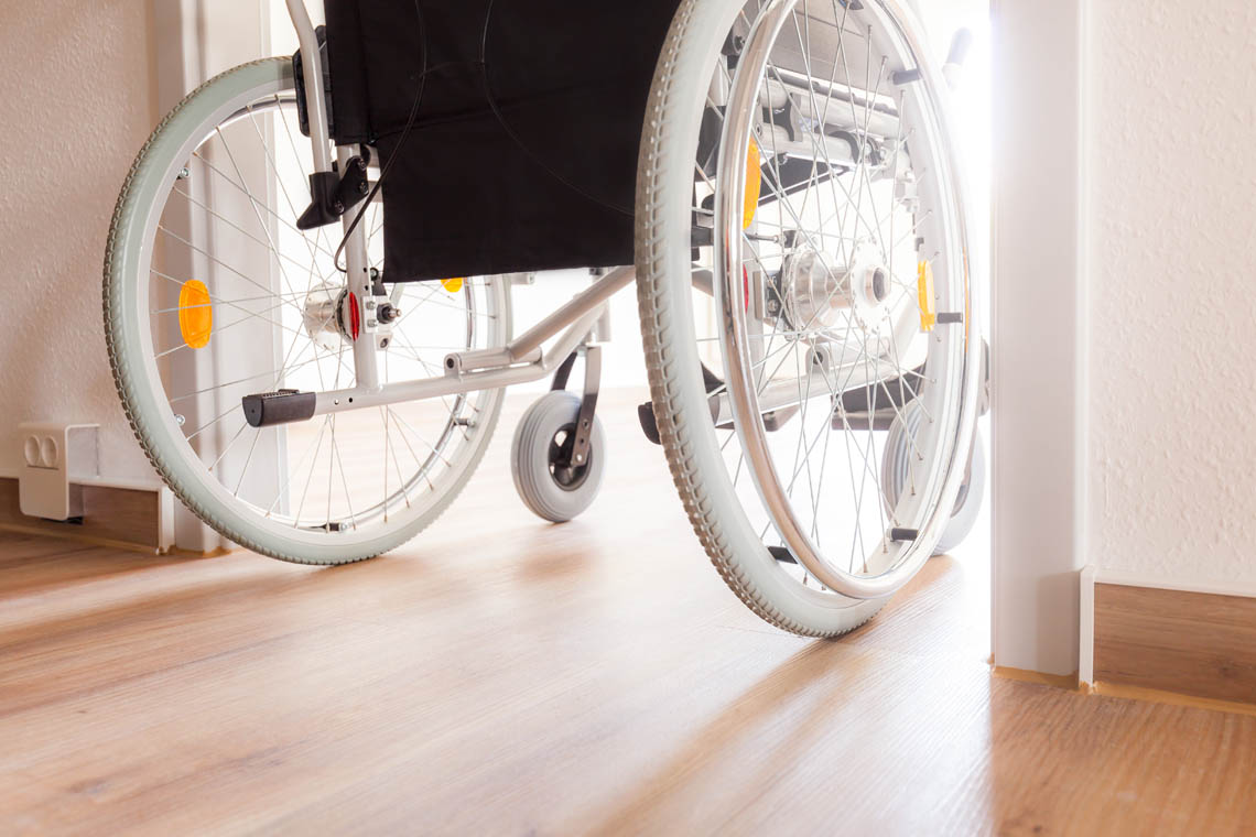 Rollstuhl in barrierefreier Wohnung