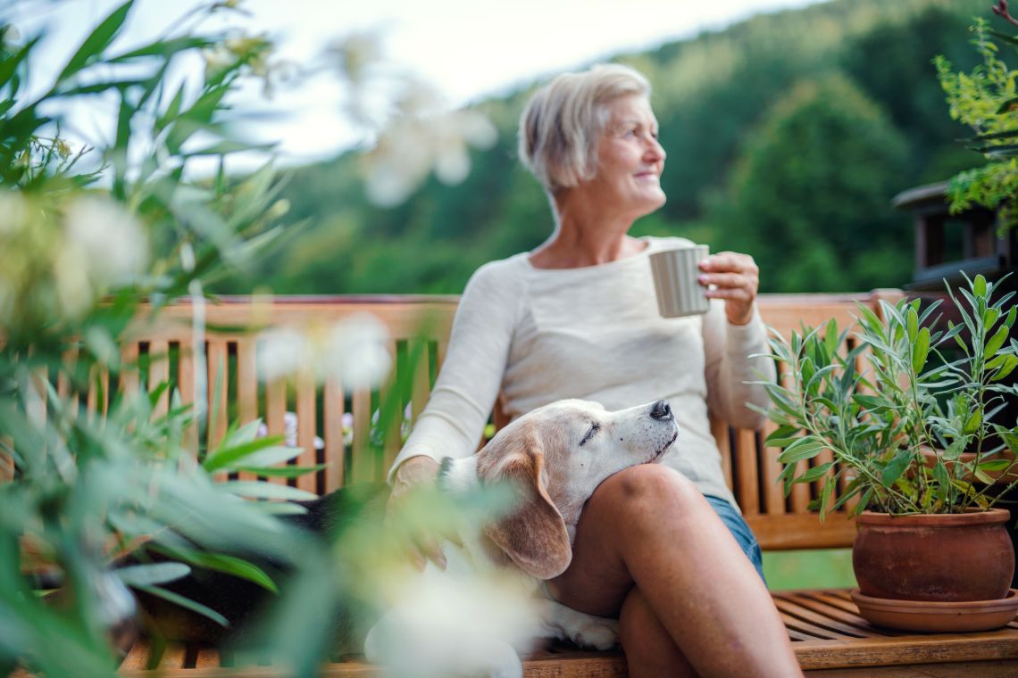 Sorgen Sie für genügend Sitzmöglichkeiten im barrierefreien Garten © Halfpoint | stock.adobe.com Frau entspannt auf einer Bank im barrierefreien Garten