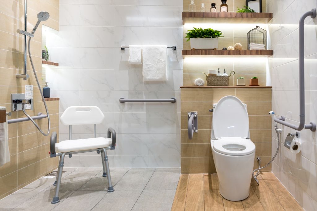 Zu den wichtigsten Merkmalen von barrierefreien Bädern gehören bodengleiche Duschen und Haltegriffe © © ake1150 | stock.adobe.com Barrierefreies Bad: Ein barrierefreies Bad mit bodengleicher Dusche, Duschsitz und Haltegriffen