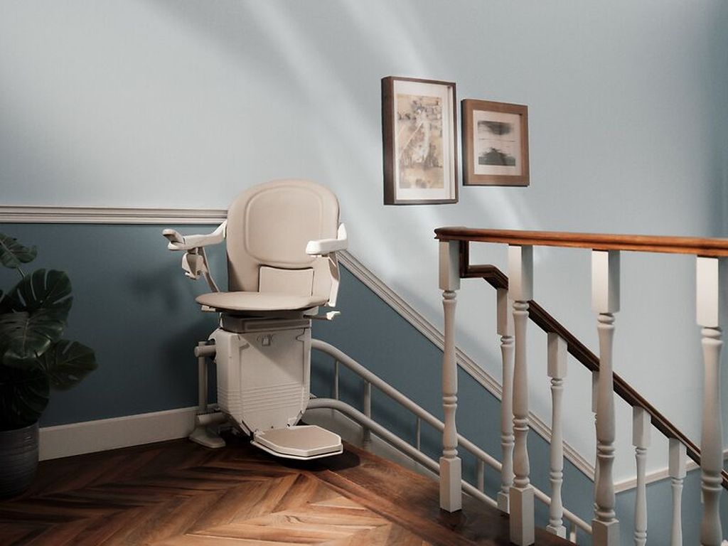 Ein Sitzlift am oberen Ende einer Treppe