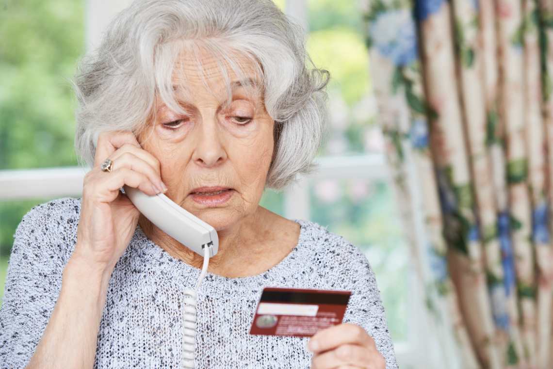 Seniorin gibt Kreditkartennummer über Telefon weiter
