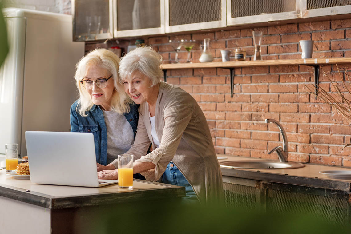 © © Yakobchuk Olena | stock.adobe.com Seniorinnen machen Kochkurs online