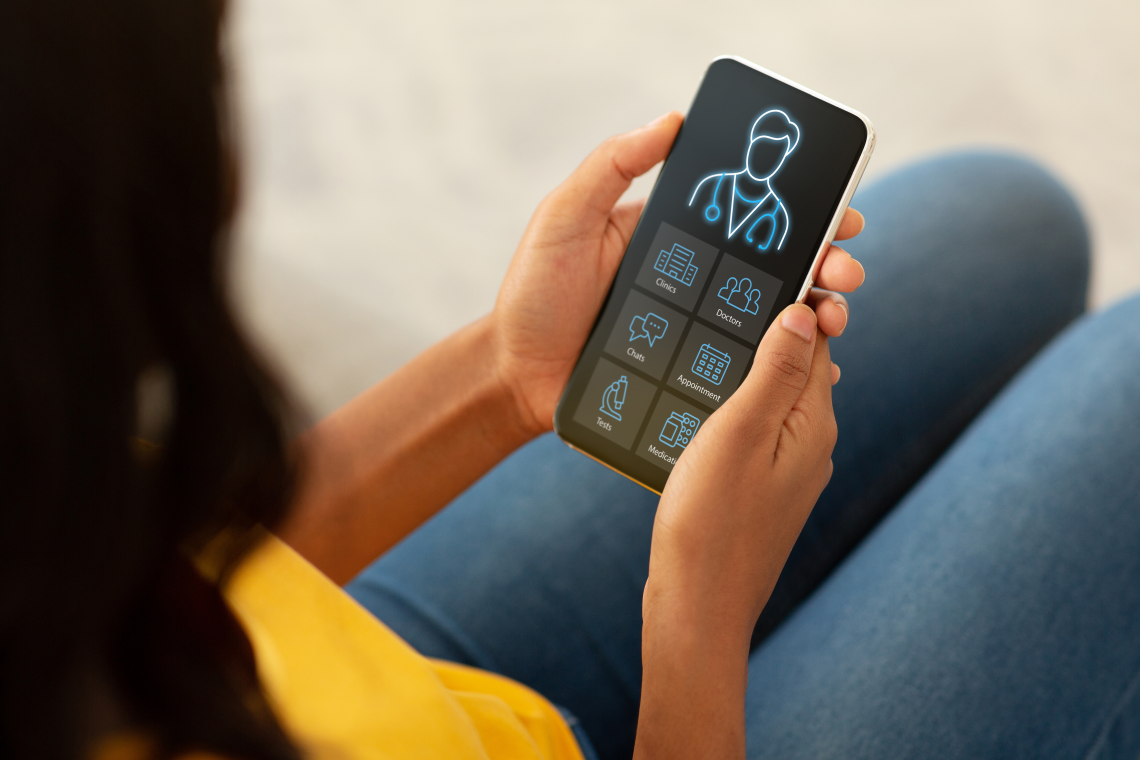 Frau hält ein Smartphone mit einer digitalen Gesundheitsanwendung.