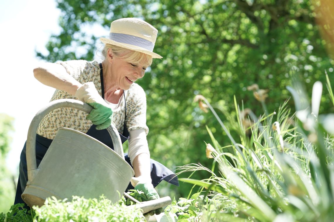 Ehrenamt für Rentner: Frau unterstützt bei der Gartenarbeit