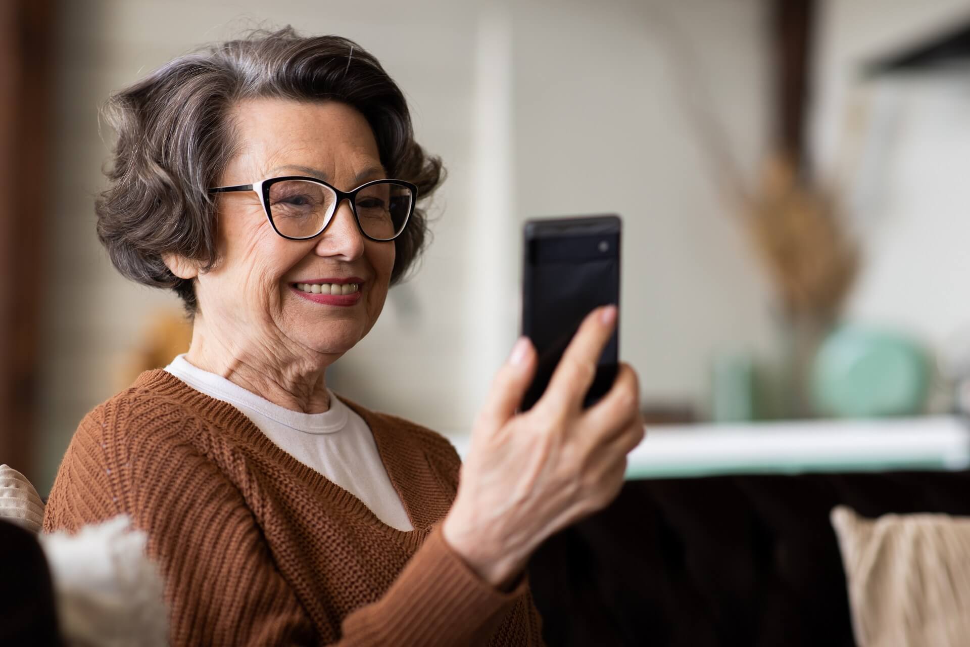 Enkel-Großeltern-Beziehung: Eine Oma telefoniert per Video mit ihren Enkelkindern