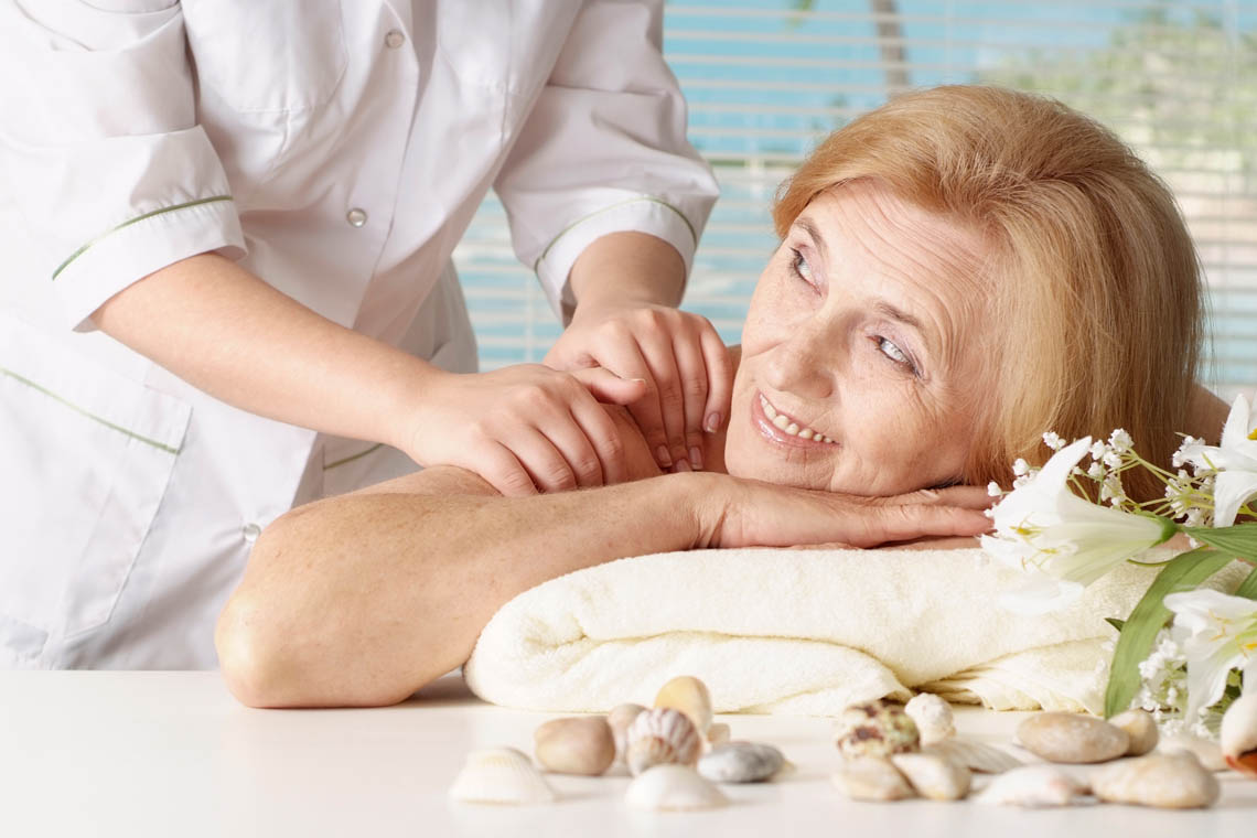 Seniorin bei der Massage