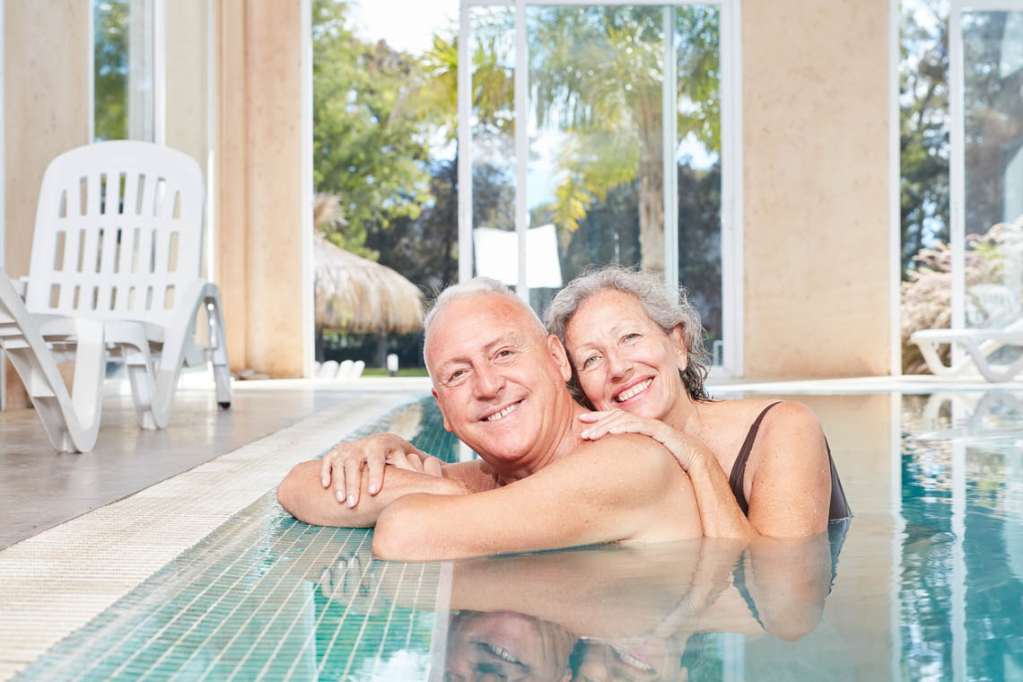 Glückliches älteres Paar in Schwimmbecken