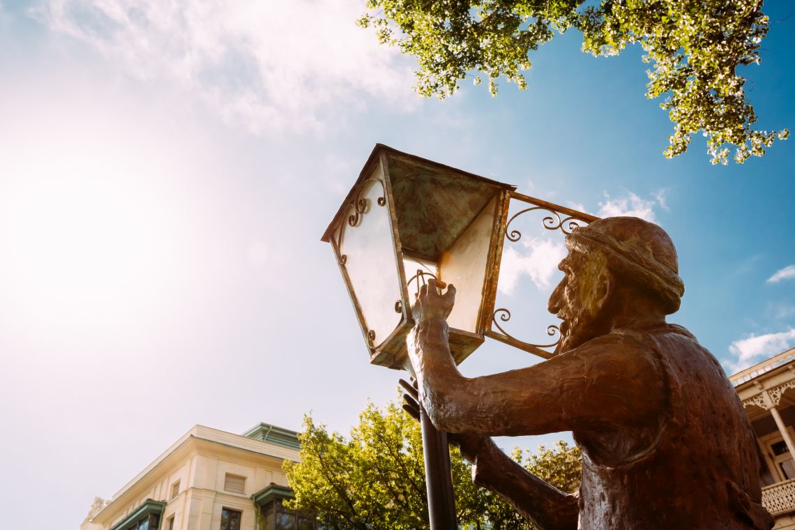 Fast vergessene Berufe: Statue eines Laternenanzünders