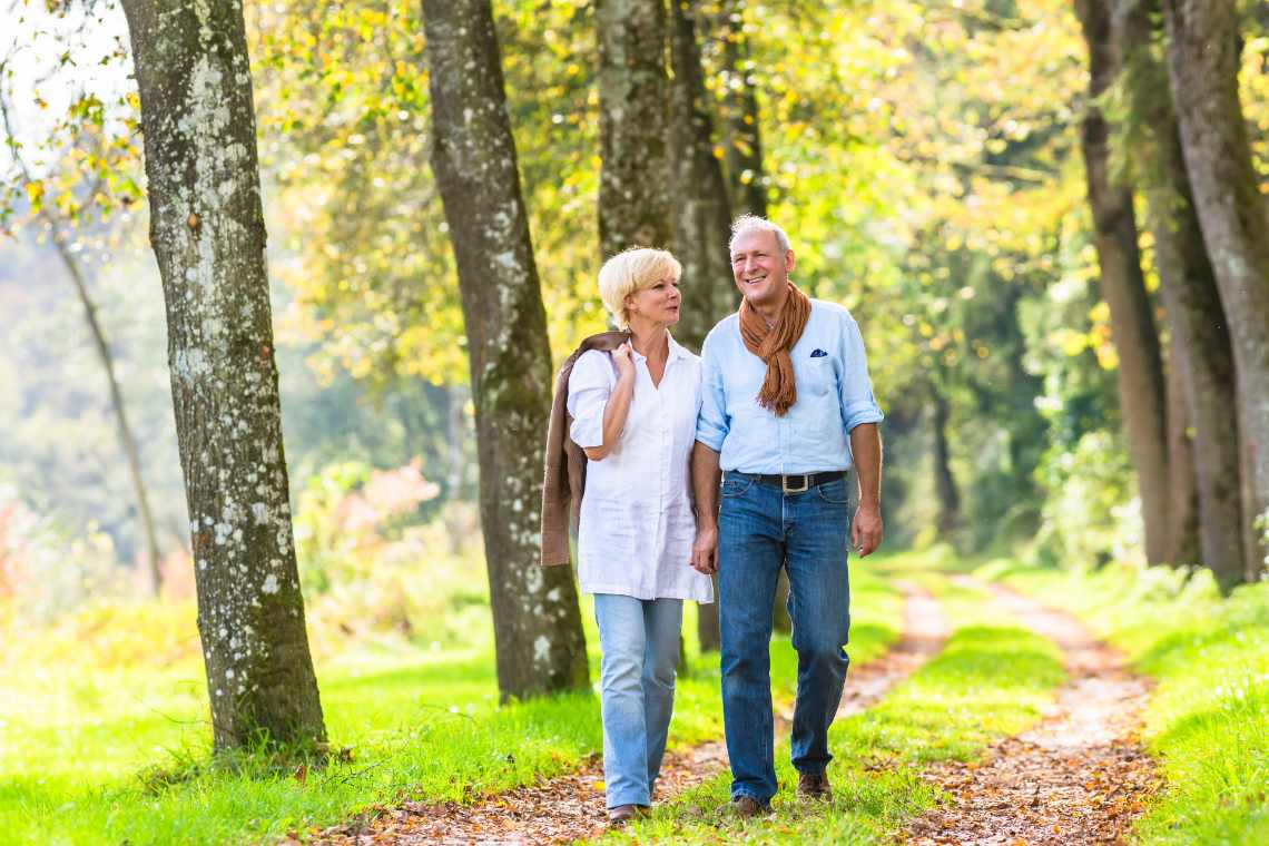 Ehepaar spaziert durch den Wald