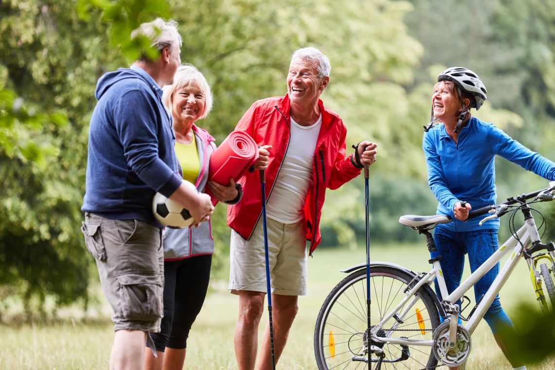 Senioren machen zusammen in der Natur Fitness