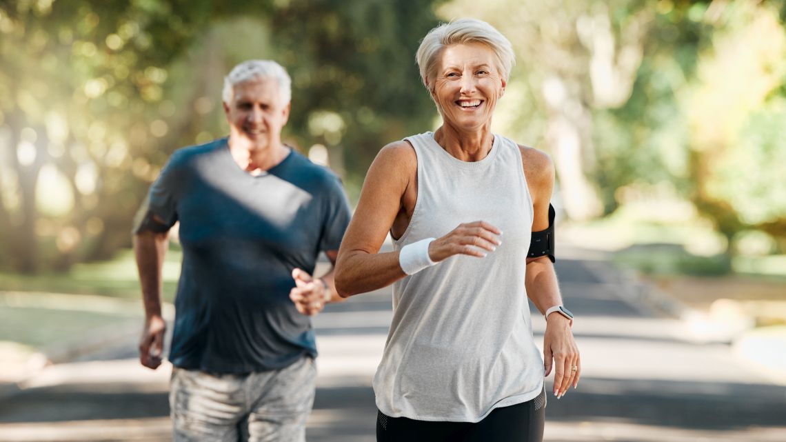 Älteres Paar joggt zusammen an der frischen Luft