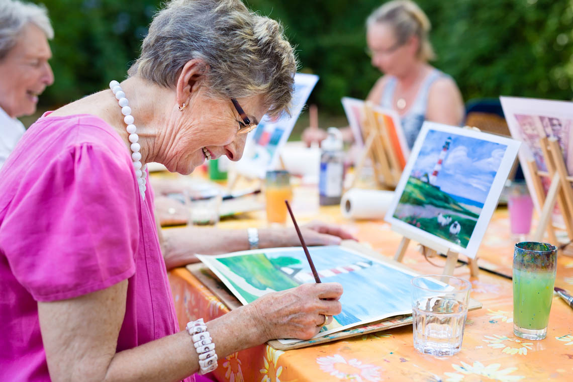 Seniorin in einem Malkurs