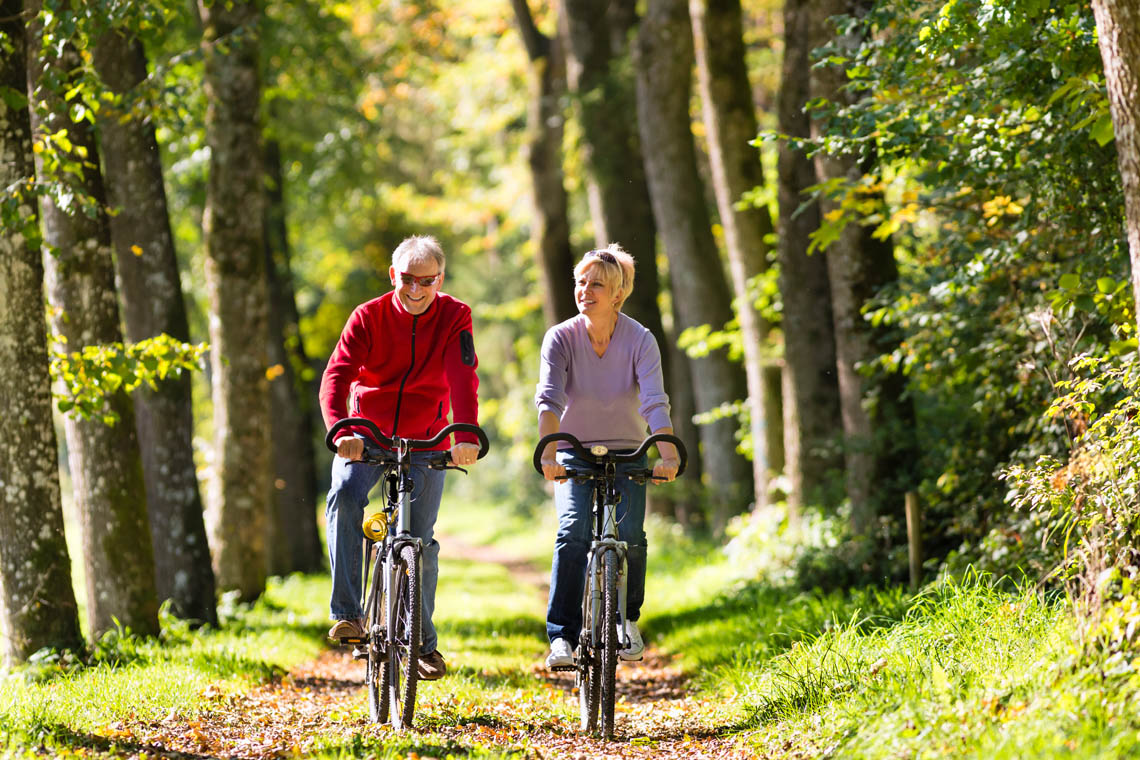 Älteres Paar fährt in der Freizeit Fahrrad