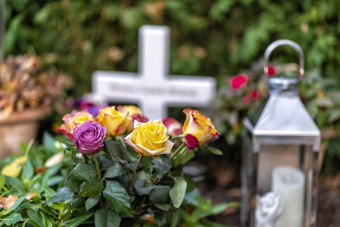 Grab mit Grabstein auf Friedhof