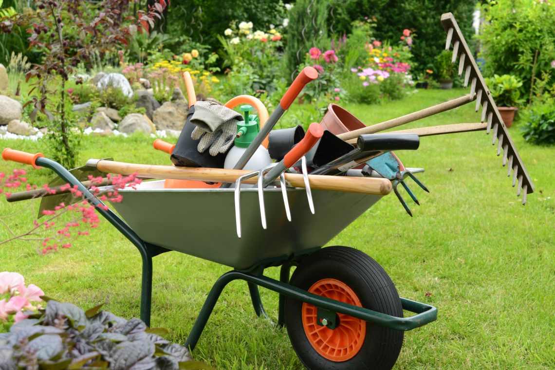 Gartenarbeit für Senioren: Werkzeuge liegen in Schubkarre