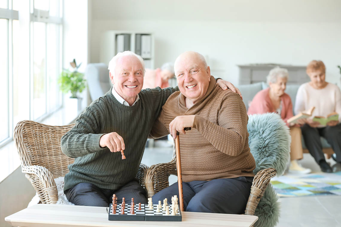 Senioren spielen im Pflegeheim Schach