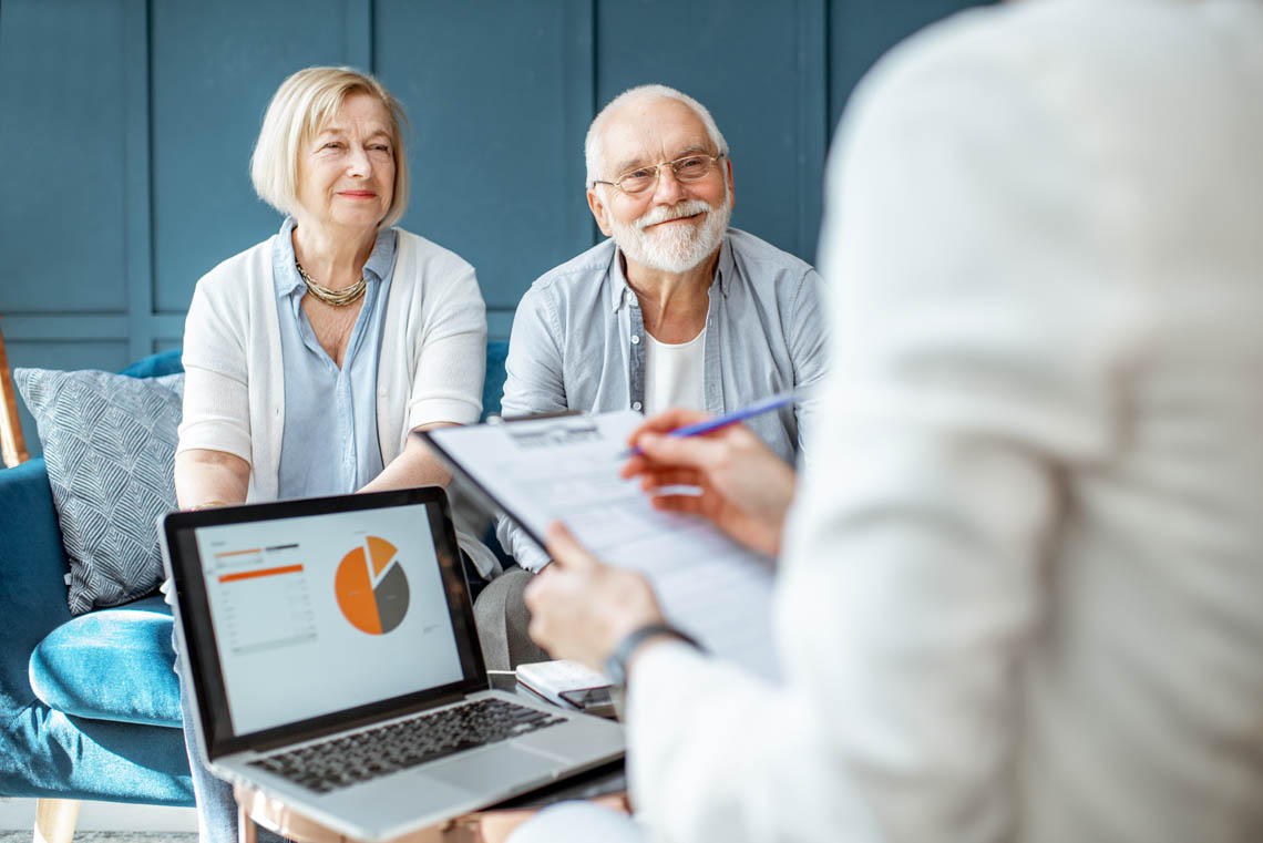 © © rh2010 | stock.adobe.com Älteres Paar in Gespräch mit Finanzberater