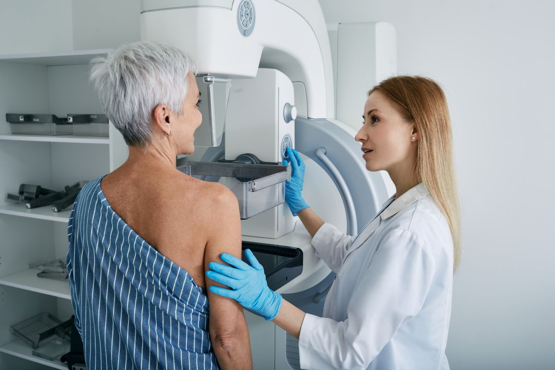 Gesundheitscheck ab 60: Frau bei Mammographie